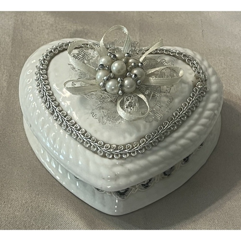 Ceramic Heart Shaped Trinket Box by FLOMO Unlimited (2323)‎